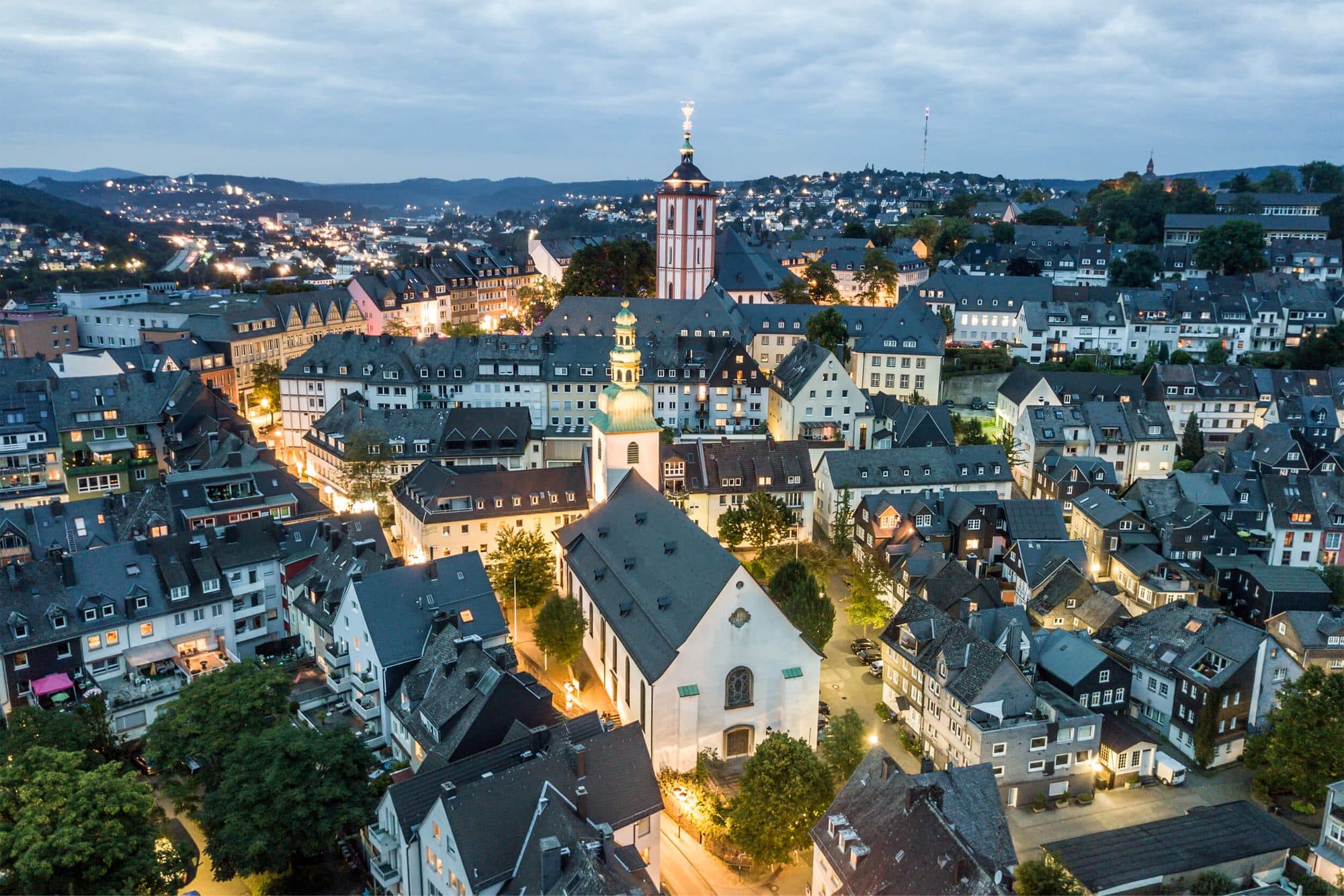Siegen in der Abenddämmerung mit Blick auf die Nikolaikirche